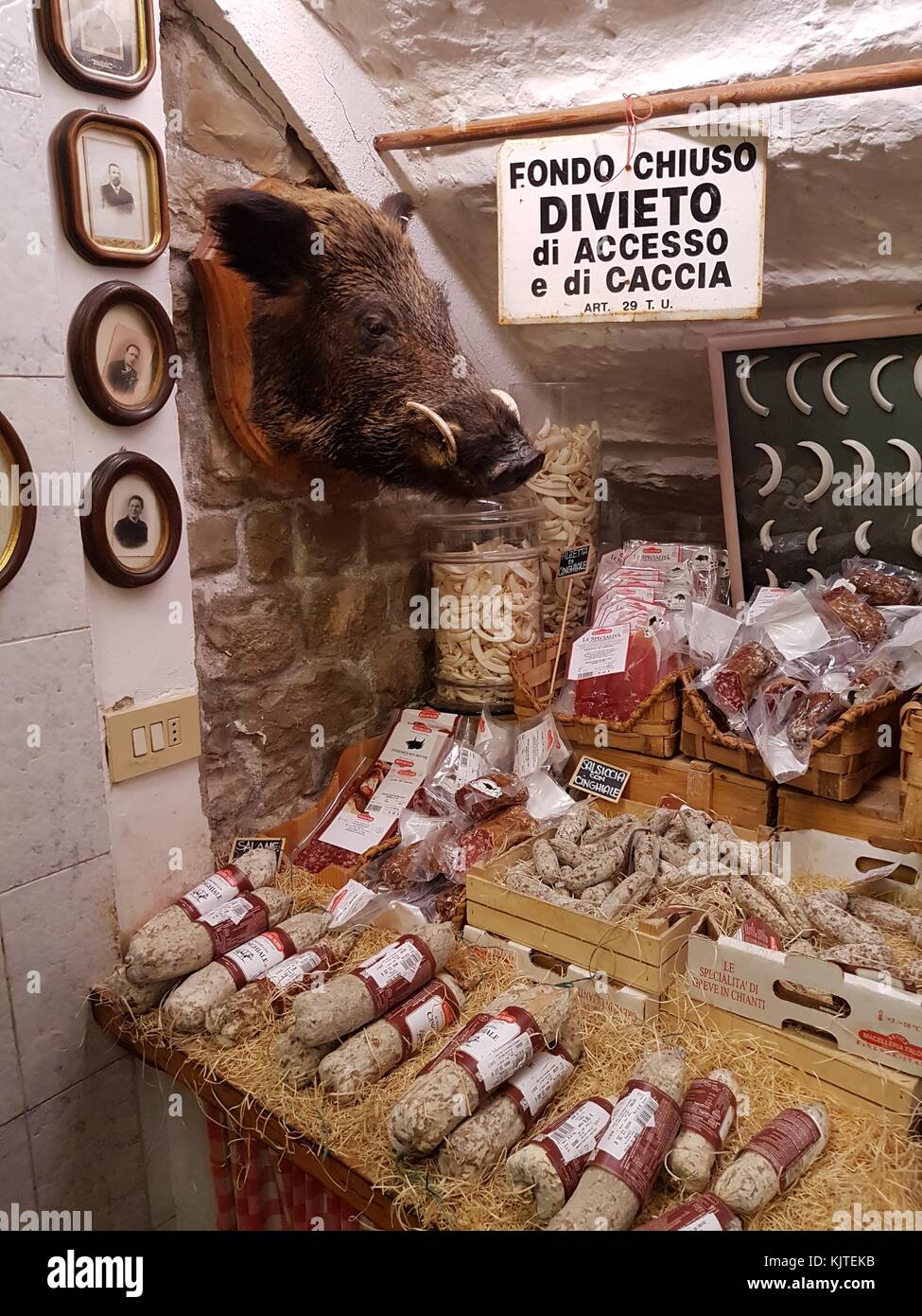 Un display di vari salumi e insaccati presso un negozio di specialità gastronomiche italiane in Toscana, Italia Foto Stock