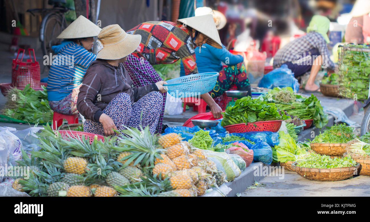 A Saigon, Vietnam - Giugno 2017: asian street market alimentare, a Saigon, Vietnam. Foto Stock