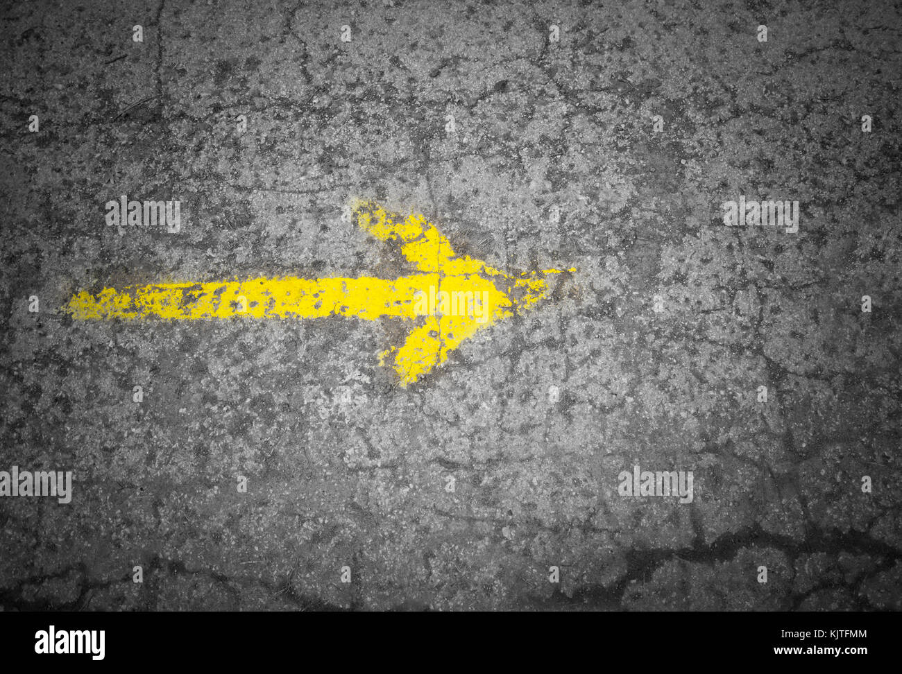 Simbolo freccia su un asfalto nero superficie stradale Foto Stock