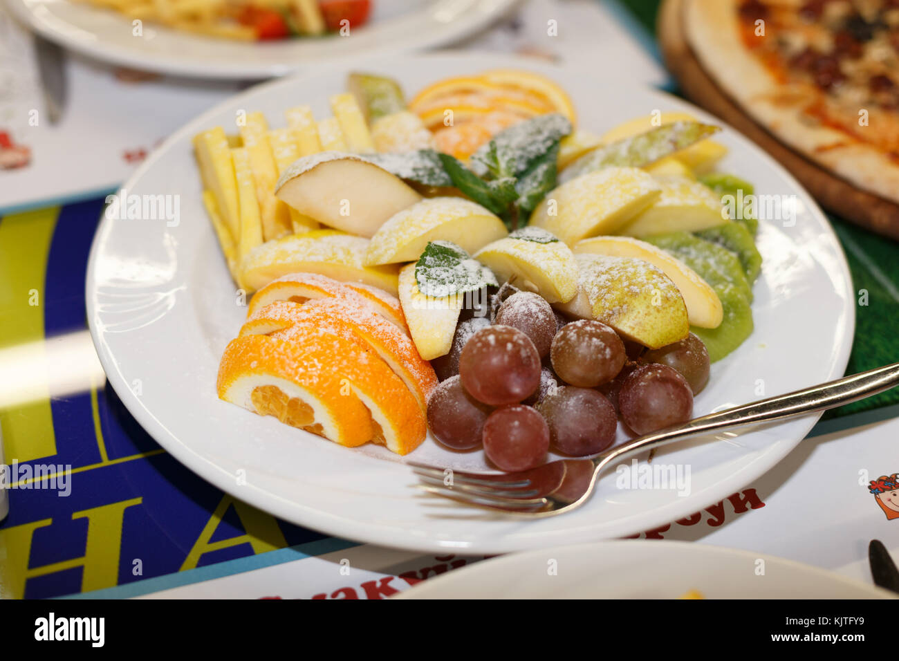 Frutta Mista Fresca sulla piastra bianca vicino Foto Stock