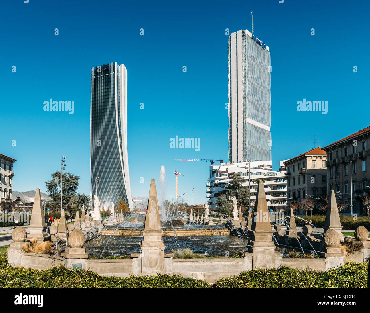 L'Italia, Lombardia, Milano, skyline sinistra hadid torre denominata lo storto a destra la torre di Allianz chiamato il dritto Foto Stock