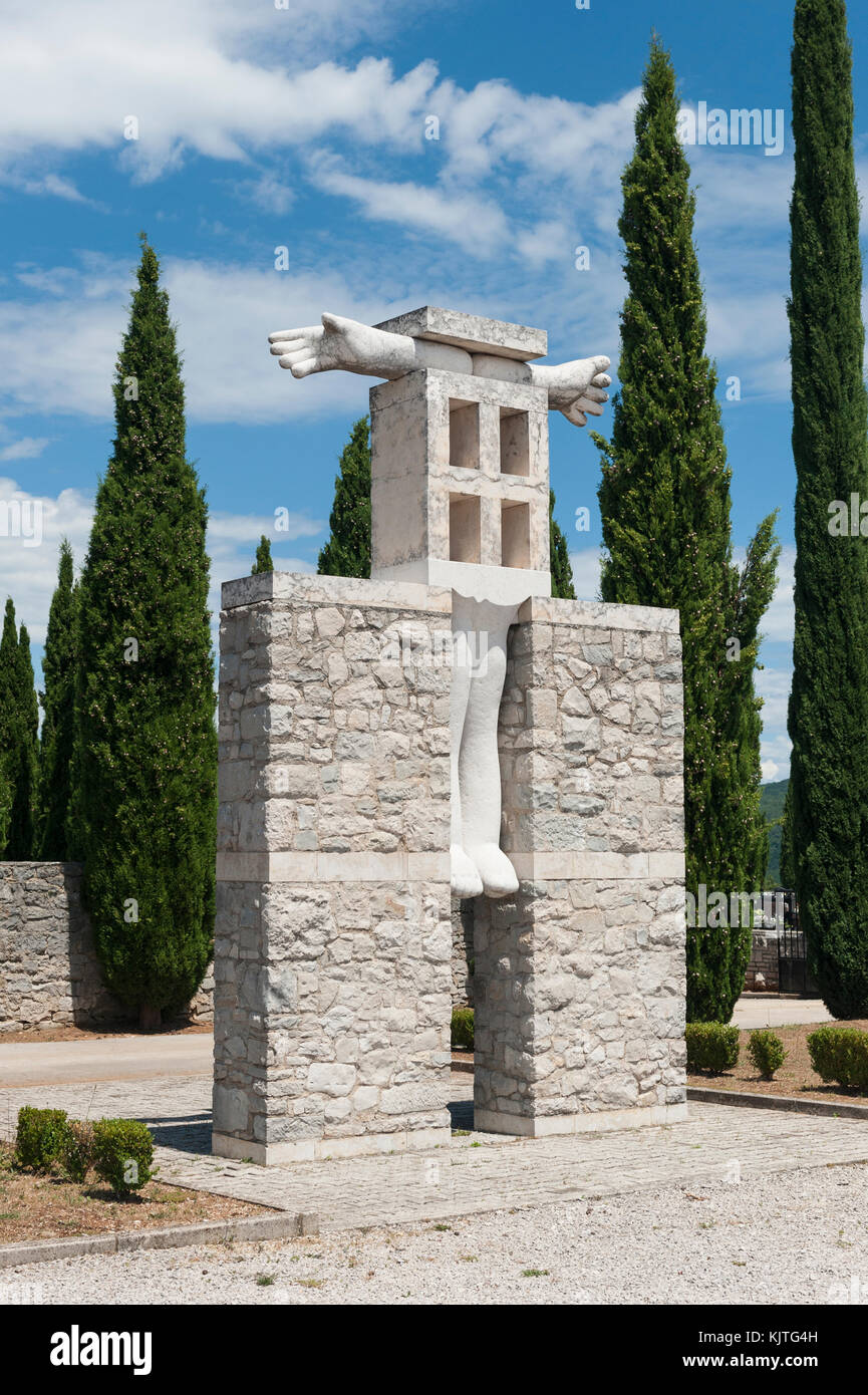 Crocifisso strano scultura nel cimitero di Albona, Croazia Foto Stock