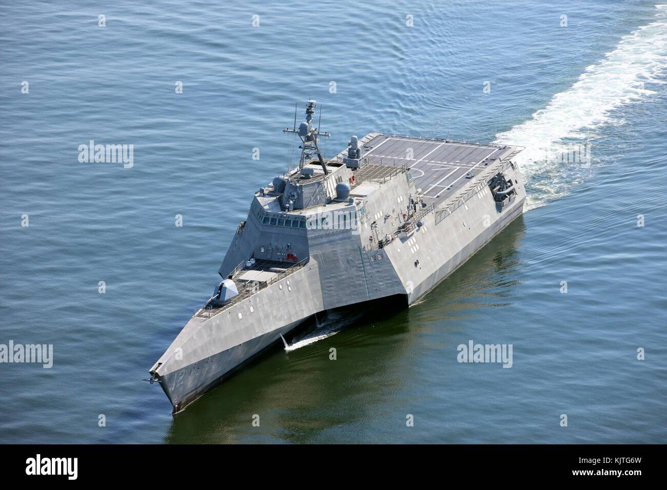 La marina degli stati uniti indipendenza-class Littoral Combat Ship uss omaha ritorna alla austal usa cantiere dopo le prove in mare maggio 10, 2017 in Mobile, Alabama. (Foto dal Navy US foto via planetpix) Foto Stock