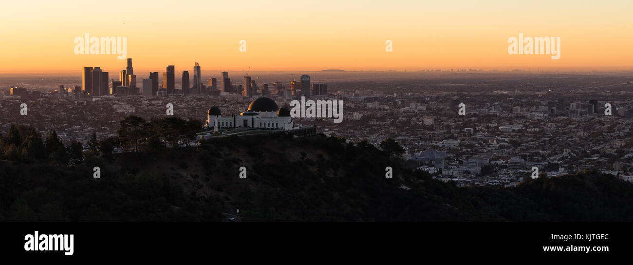 L'osservatorio domina il colore di primo piano con lo skyline della città di Los Angeles in background Foto Stock