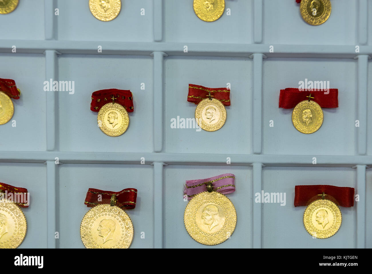 Molti quartiere turco e piena di monete d'oro sul merchant con nastri di colore rosso per la vendita Foto Stock