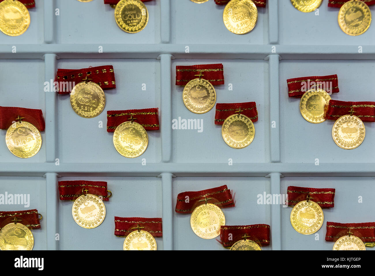 Molti quartiere turco e piena di monete d'oro sul merchant con nastri di colore rosso per la vendita Foto Stock