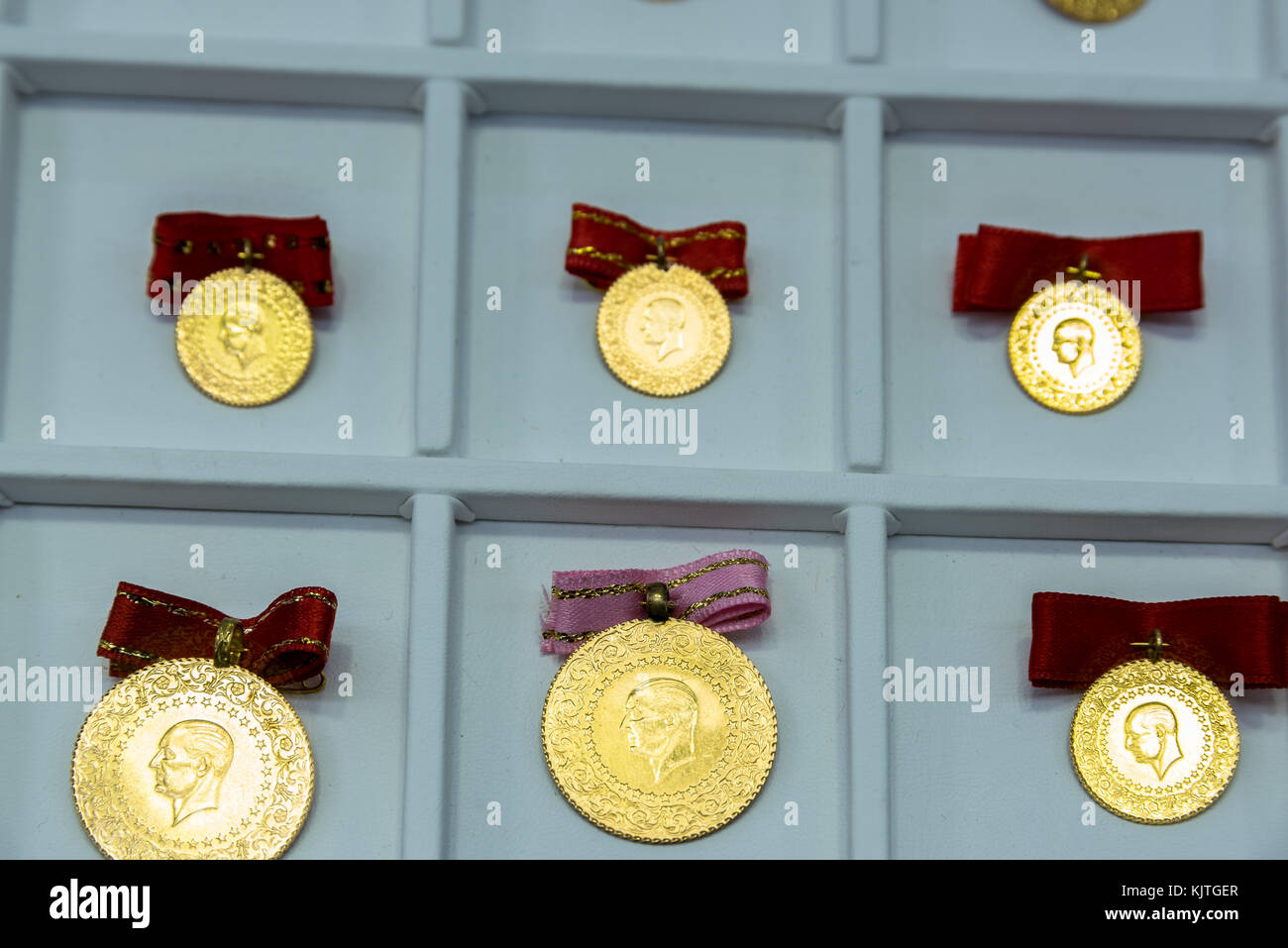 Molti quartiere turco e piena di monete d'oro sul merchant con nastri di colore rosso per la vendita Foto Stock