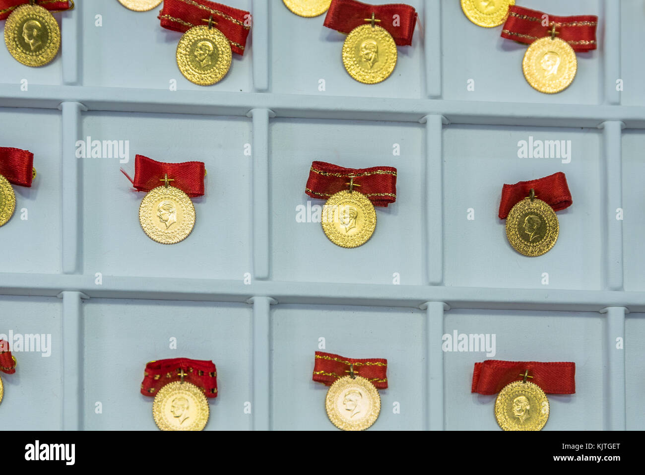 Molti quartiere turco e piena di monete d'oro sul merchant con nastri di colore rosso per la vendita Foto Stock