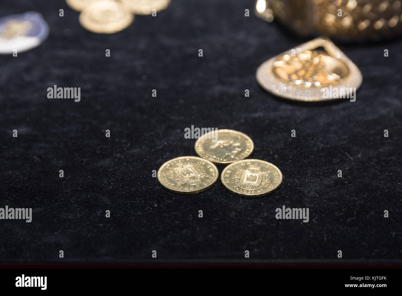 Molti quartiere turco e piena di monete d'oro sul merchant con nastri di colore rosso per la vendita Foto Stock