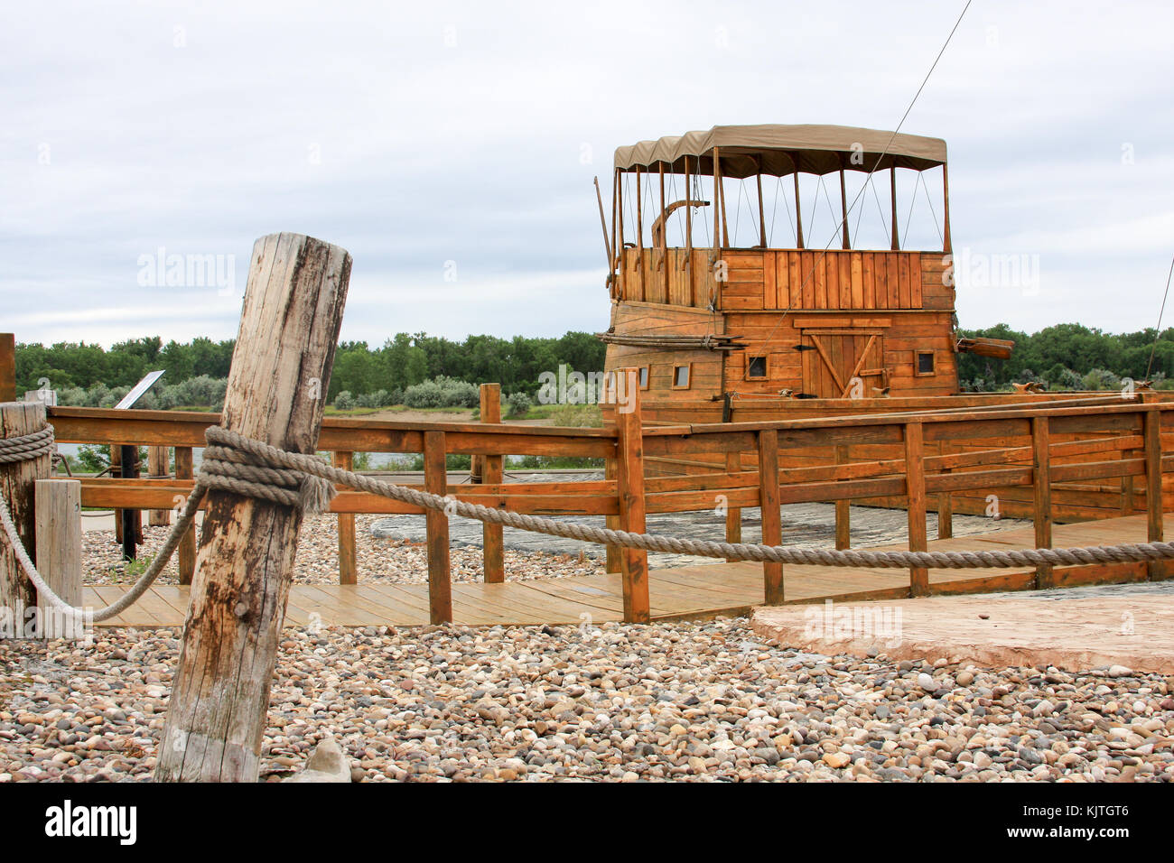 Landmarck storico di Lewis e Clark legno invecchiato in barca sul fiume sulla riva del fiume Missouri bismarck,ND Foto Stock
