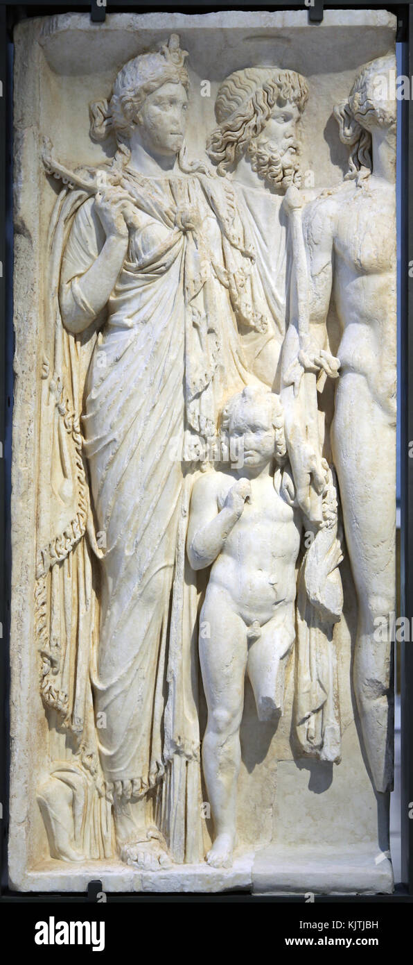 La scultura in marmo;Frammento di rilievo architettonico riutilizzato come cristiano Lastra funeraria;divinità egiziane. 160 ANNUNCIO Foto Stock