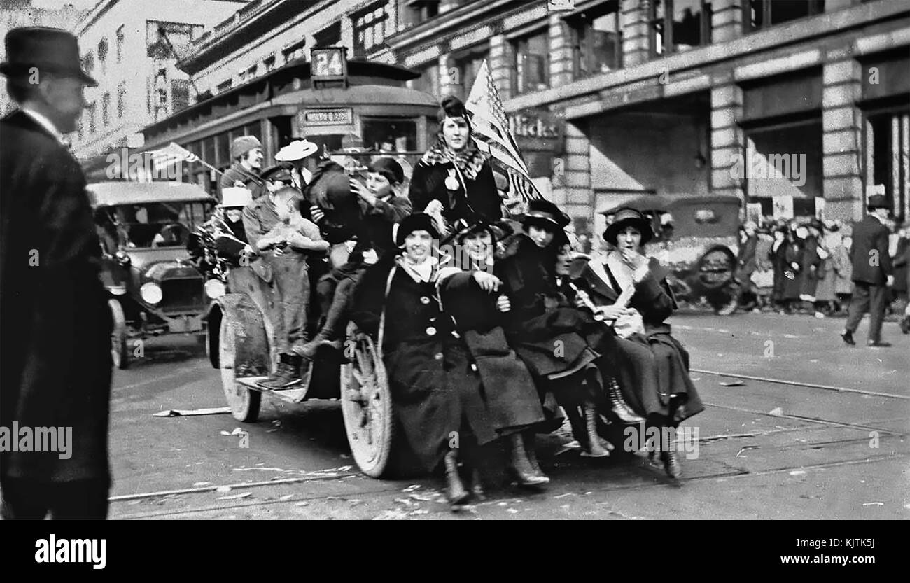 PRIMO ARMISTIZIO DI GUERRA MONDIALE NOVEMBRE 1918. I newyorkesi celebrano la firma sulla 5th Avenue. Foto Stock