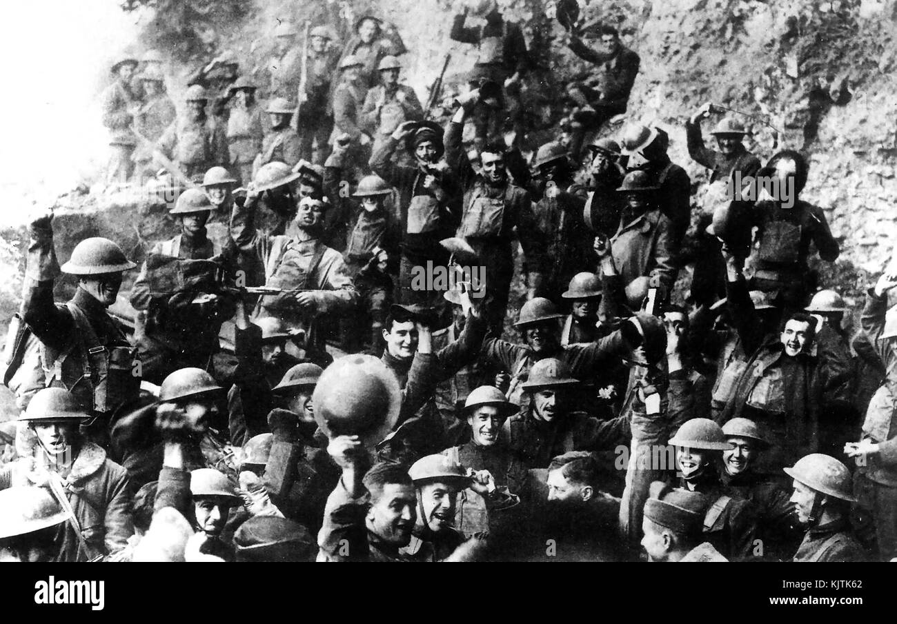PRIMO ARMISTIZIO DI GUERRA MONDIALE NOVEMBRE 1918. I soldati britannici in Francia celebrano la firma. Foto Stock