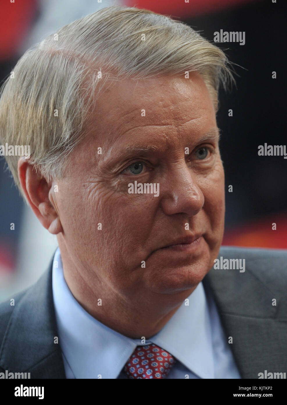 NEW YORK, NY - 01 SETTEMBRE: Il Sen. Degli Stati Uniti Lindsey Graham (R-SC) attende di parlare ad un 'Stop Iran Rally,' riguardo all'accordo nucleare Iran il 1 settembre 2015 a New York City. Graham è uno dei 16 luppolo repubblicani che si candidano alla presidenza repubblicana. Il Congresso ha tempo fino al 16 settembre per sostenere ufficialmente o denunciare la gente di affare: Il Sen. Lindsey Graham Foto Stock