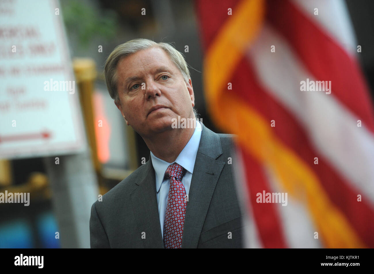 NEW YORK, NY - 01 SETTEMBRE: Il Sen. Degli Stati Uniti Lindsey Graham (R-SC) attende di parlare ad un 'Stop Iran Rally,' riguardo all'accordo nucleare Iran il 1 settembre 2015 a New York City. Graham è uno dei 16 luppolo repubblicani che si candidano alla presidenza repubblicana. Il Congresso ha tempo fino al 16 settembre per sostenere ufficialmente o denunciare la gente di affare: Il Sen. Lindsey Graham Foto Stock