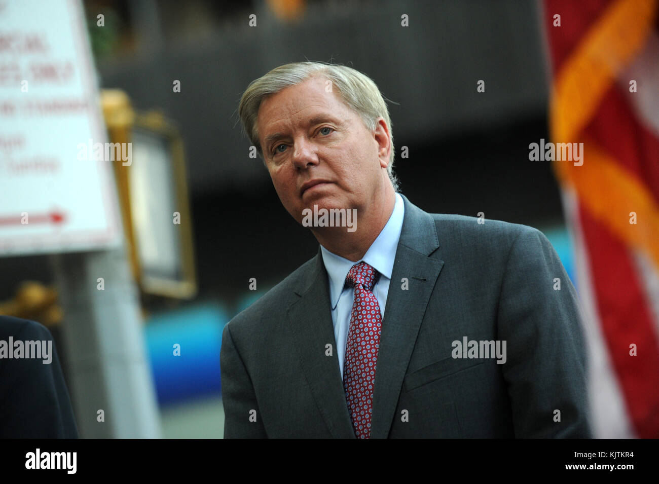 NEW YORK, NY - 01 SETTEMBRE: Il Sen. Degli Stati Uniti Lindsey Graham (R-SC) attende di parlare ad un 'Stop Iran Rally,' riguardo all'accordo nucleare Iran il 1 settembre 2015 a New York City. Graham è uno dei 16 luppolo repubblicani che si candidano alla presidenza repubblicana. Il Congresso ha tempo fino al 16 settembre per sostenere ufficialmente o denunciare la gente di affare: Il Sen. Lindsey Graham Foto Stock