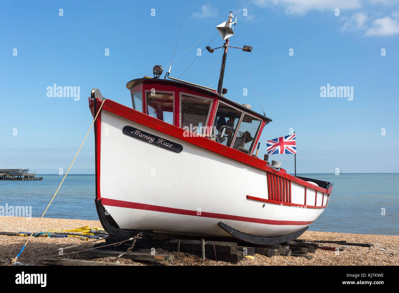 'Mattina Haze' barche da pesca sulla spiaggia, trattare, Kent, England, Regno Unito Foto Stock