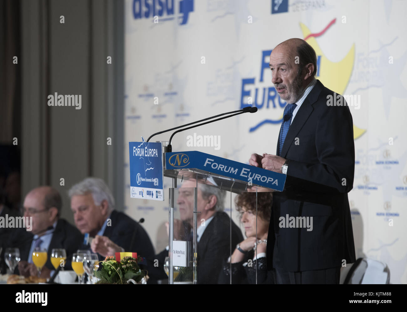 Barcellona, Spagna - 08 maggio: ex presidente Felipe Gonzalez ed ex ministro alfredo perez rubalcaba prendere parte al forum europa colazione insieme con altri diversi politici al Westin Palace hotel il 8 maggio 2015 a Barcellona, Spagna. persone: ex ministro alfredo perez rubalcaba Foto Stock