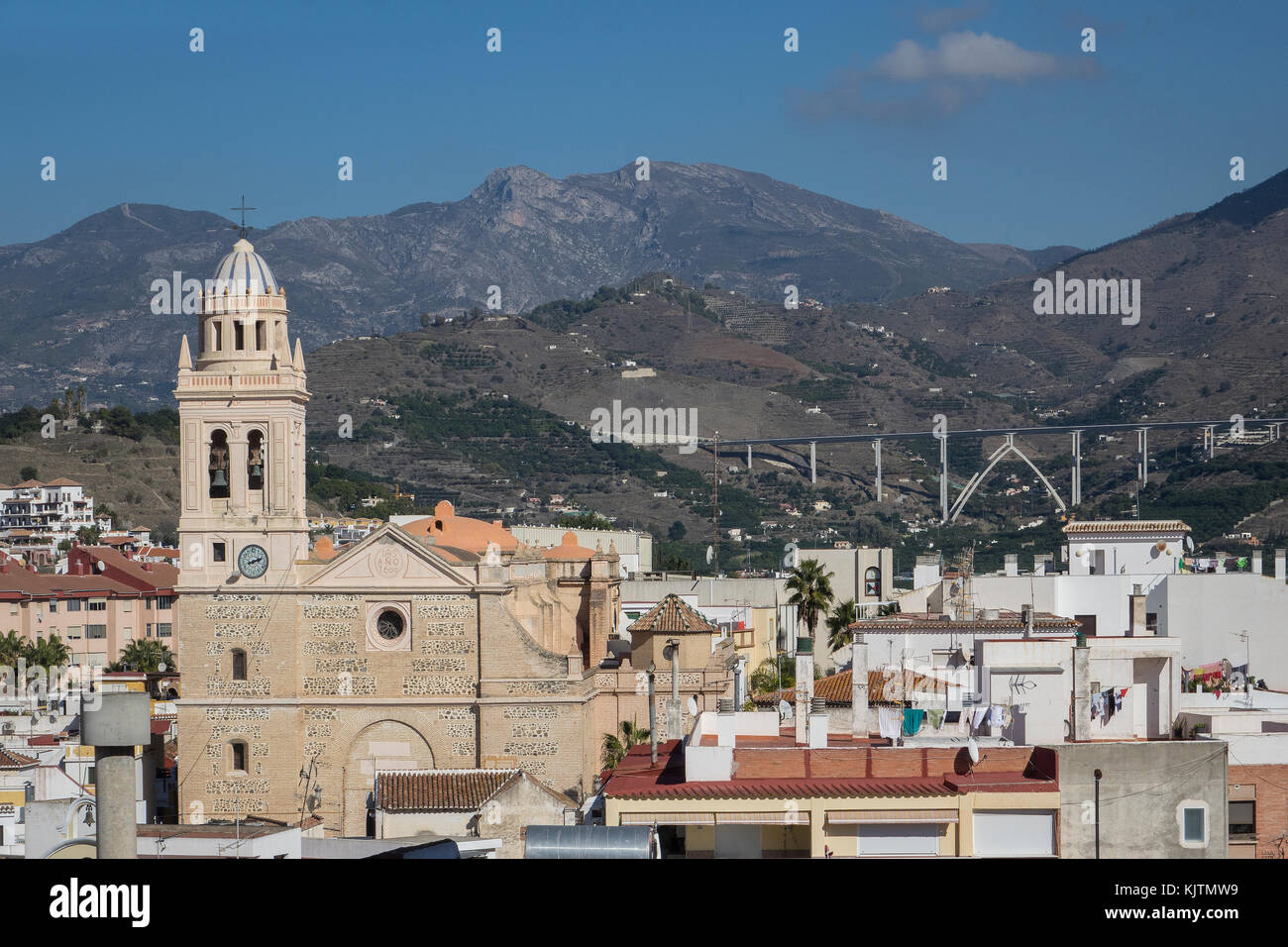 Spagna, Andalusia Costa del Sol, Almunecar, incarnazione chiesa & hills Foto Stock