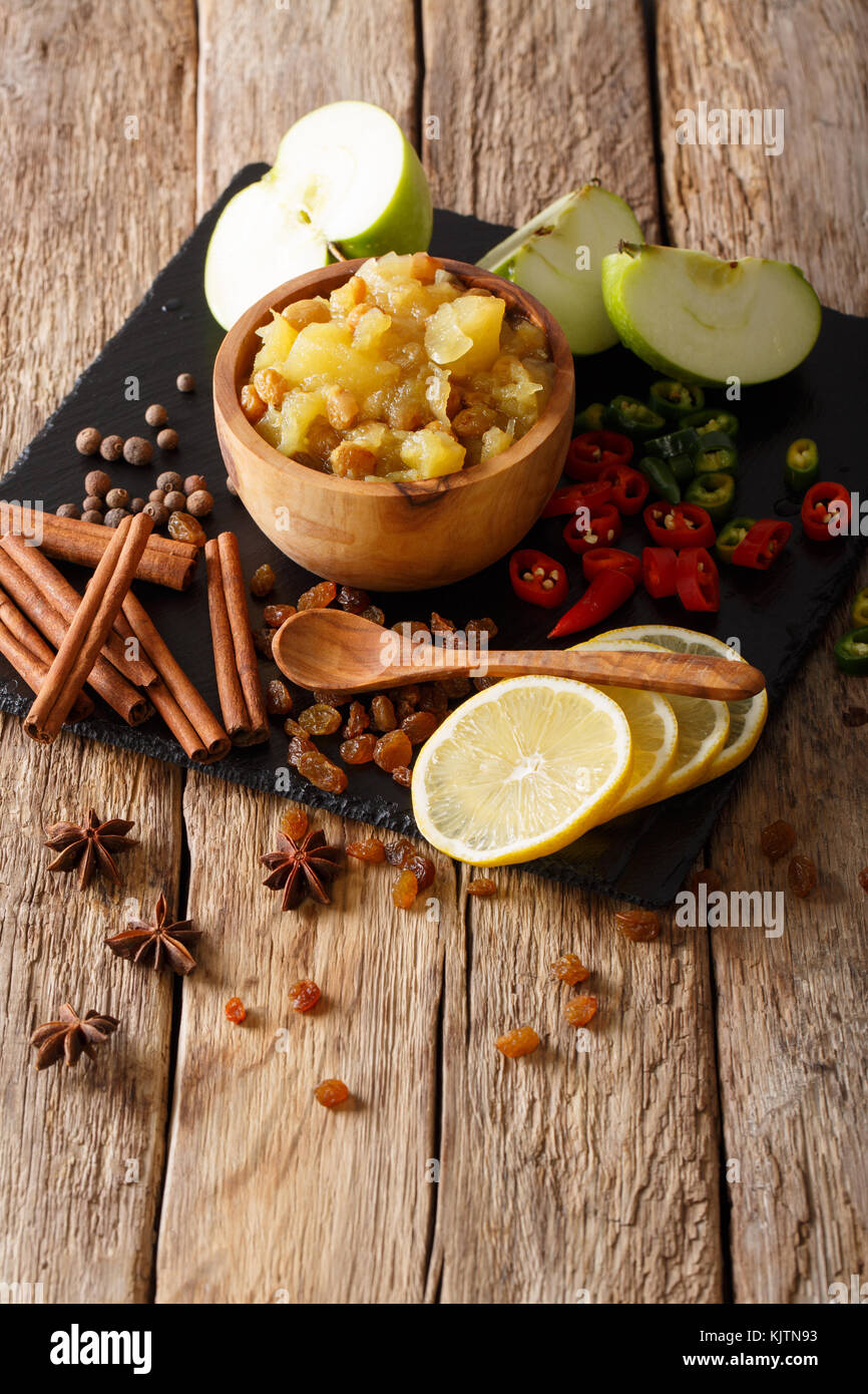 Indiano chutney di apple con ingredienti di close-up in una ciotola sul piano verticale. Foto Stock