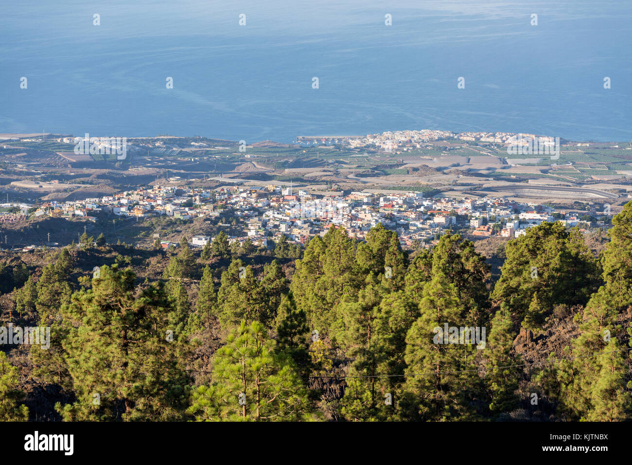 Veduta aerea di Guia de Isora e Playa San Juan costa di Tenerife, Isole Canarie, Spagna Foto Stock