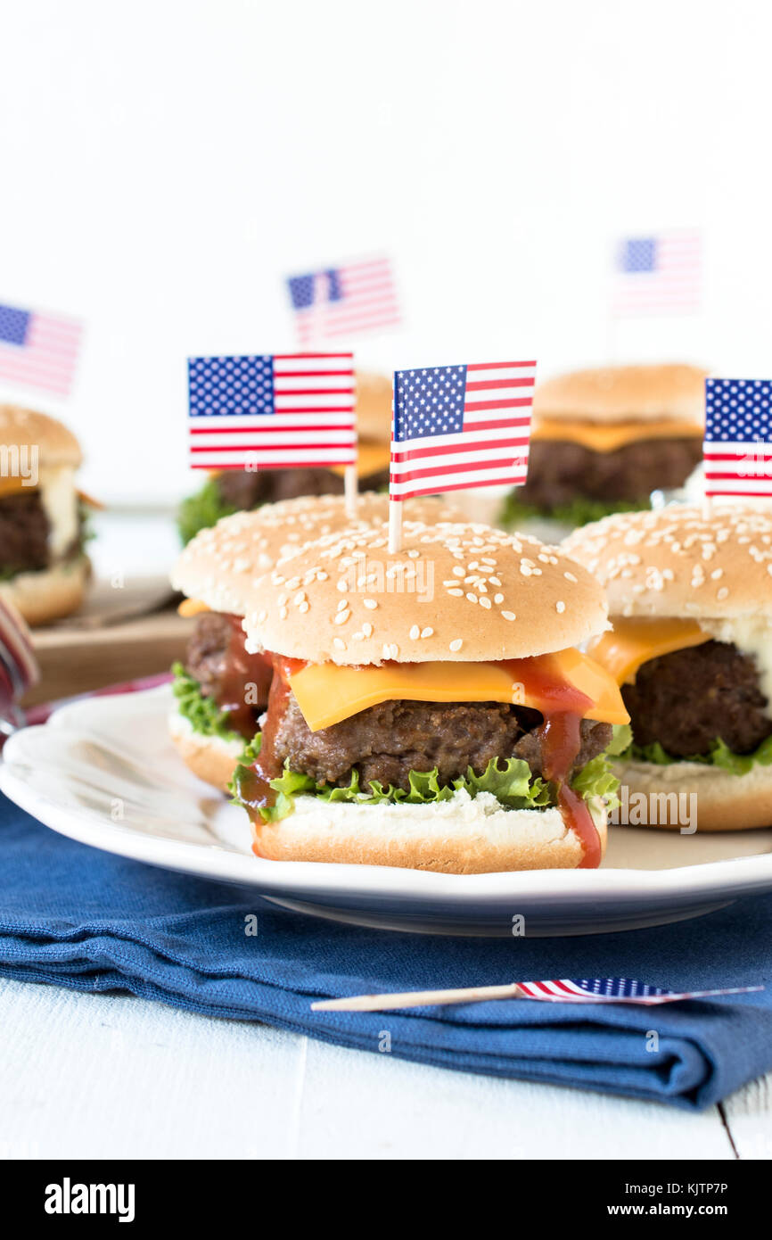 Mini hamburger di manzo con bandiera americana nella piastra,fuoco selettivo e uno spazio vuoto Foto Stock