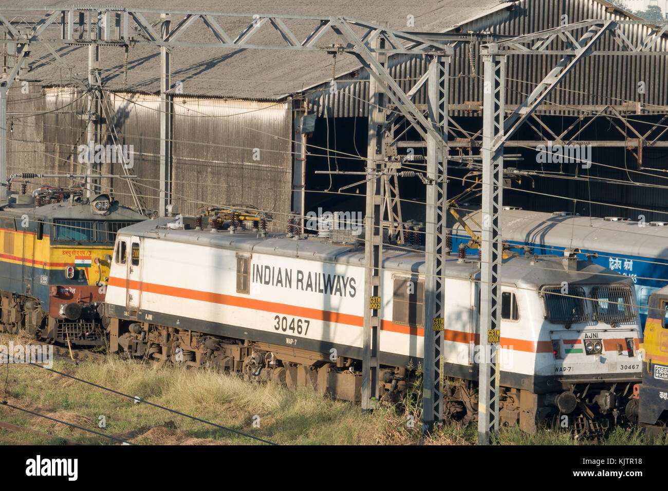 Locomotiva elettrica treni parcheggiato di Chhatrapati Shivaji Terminus stazione ferroviaria in Mumbai, India Foto Stock