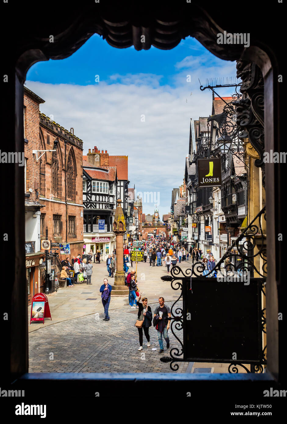 Incorniciato colpo di graticcio edifici tudor a Chester, Regno Unito Foto Stock