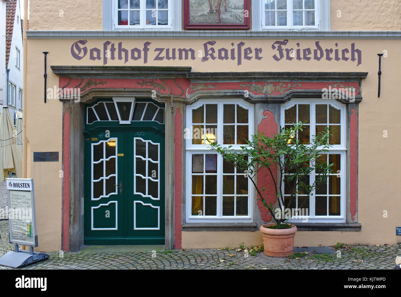 Brema, Germania - 23 novembre 2017 - facciata del pub nello storico quartiere di Schnoor Foto Stock