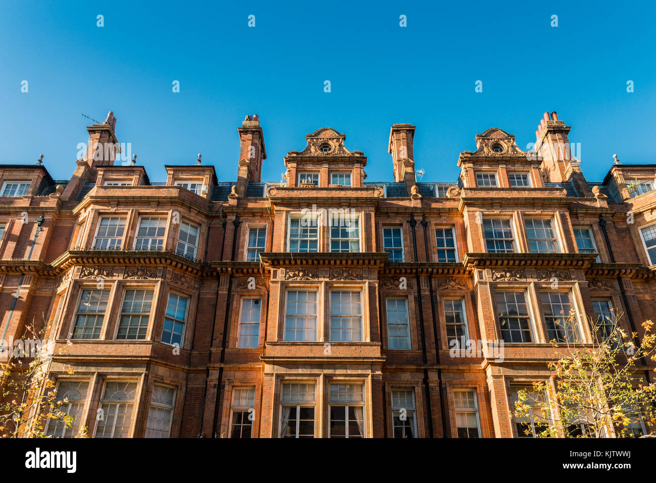 Edifici del XIX secolo a Mayfair, Londra, Regno Unito in una giornata di sole Foto Stock