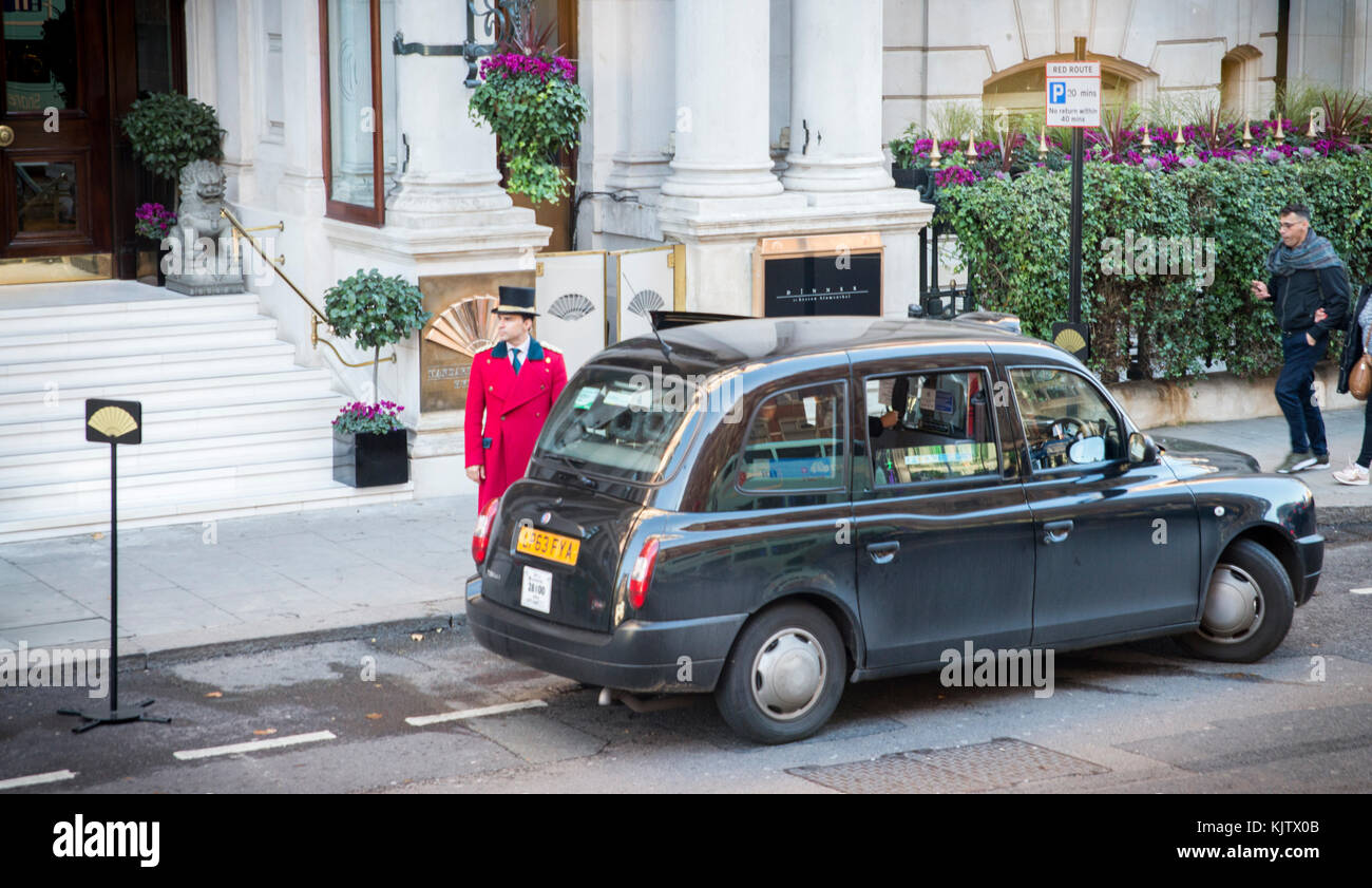 Maggiordomo tradizionale e Londra tassista nella parte anteriore del Mandarin Oriental Hyde Park, Londra Foto Stock