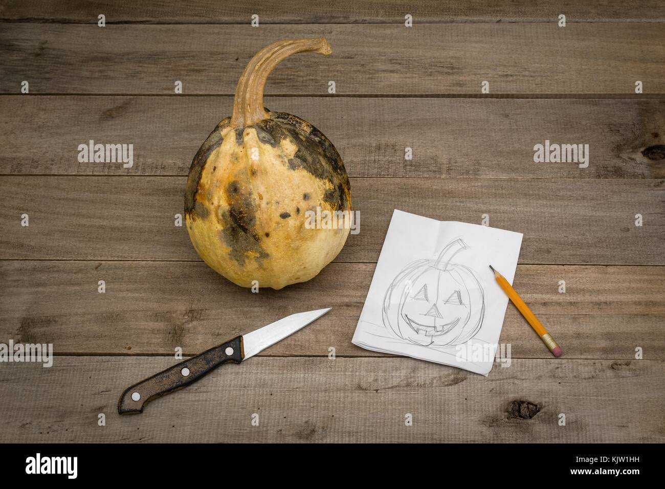 Una zucca è in procinto di essere trasformato nel jack della lanterna. Foto Stock