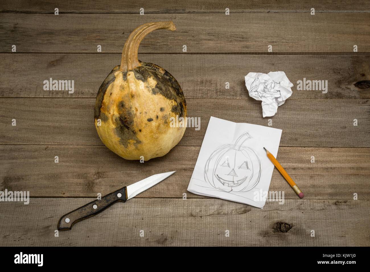 Una zucca è in procinto di essere trasformato nel jack della lanterna. Foto Stock