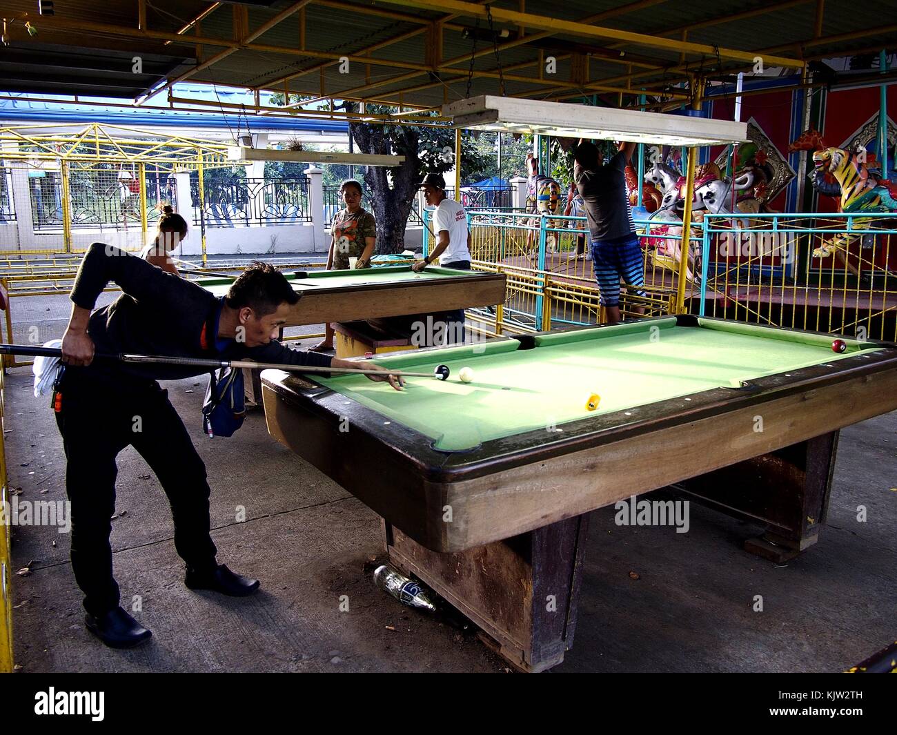 ANTIPOLO CITY, FILIPPINE - 25 NOVEMBRE 2017: Un uomo gioca a biliardo in un parco pubblico. Foto Stock