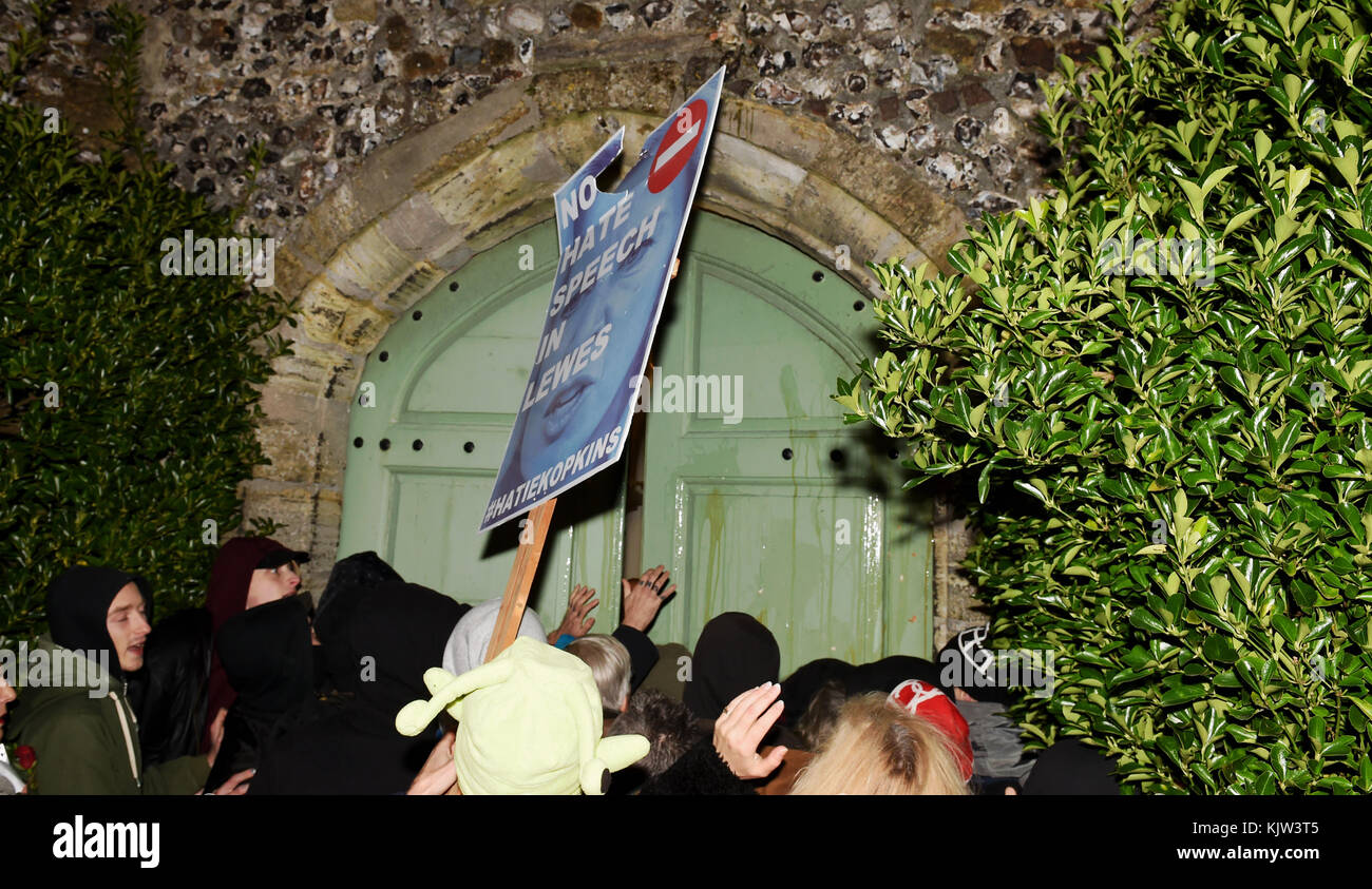 Lewes UK 25th 2017 - manifestanti fuori dal Centro All Saints di Lewes stasera, dove Katie Hopkins doveva parlare al Lewes Speakers Festival foto scattata da Simon Dack Foto Stock