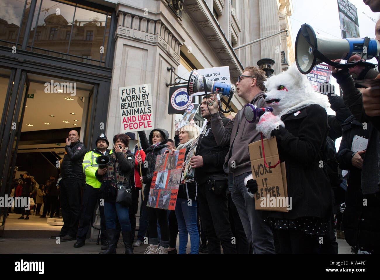 Londra, Regno Unito. 25 nov, 2017. 25 novembre 2017 Londra uk animale attivista dei diritti ha tenuto un prostest contro il Canada Goose al di fuori del loro negozio su Regent street london credit: emin ozkan/alamy live news Foto Stock