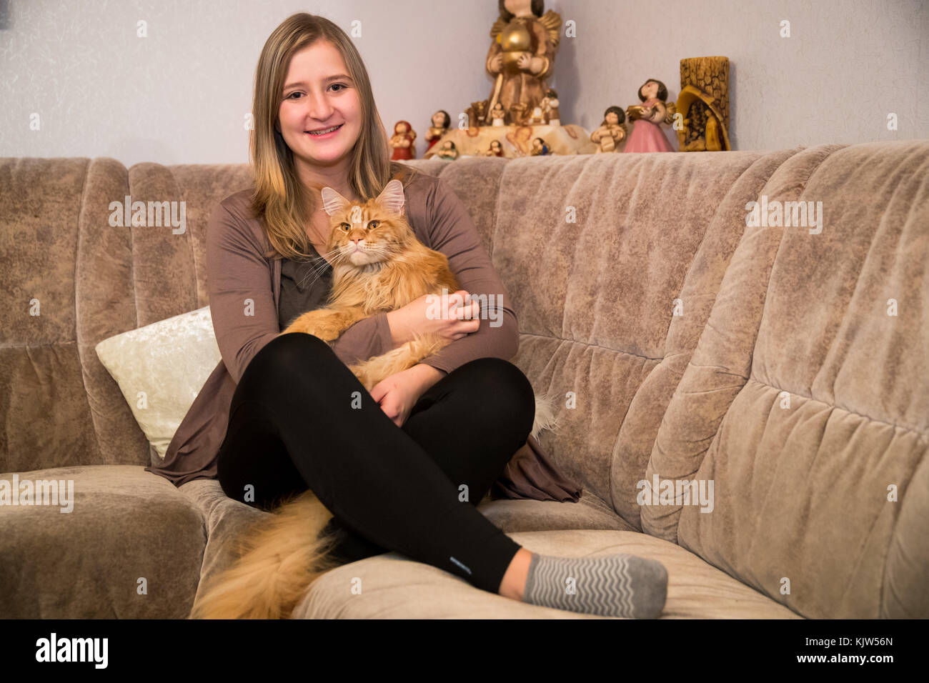 Norimberga, Germania. 14 novembre 2017. Il Cristo bambino di Norimberga, Rebecca Ammon, siede sul divano con il gatto Bobby nella sua casa di Norimberga, in Germania, il 14 novembre 2017. Il 17enne Ammon aprirà il mercato dei bambini di Norimberga (Nuernberger Christkindlesmarkt) il 1° dicembre. Crediti: Daniel Karmann/dpa/Alamy Live News Foto Stock