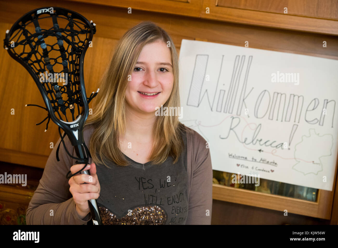 Norimberga, Germania. 14 novembre 2017. La bambina di Norimberga, Rebecca Ammon, tiene una mazza lacrosse nella sua casa di Norimberga, in Germania, il 14 novembre 2017. Il 17enne Ammon aprirà il mercato dei bambini di Norimberga (Nuernberger Christkindlesmarkt) il 1° dicembre. Crediti: Daniel Karmann/dpa/Alamy Live News Foto Stock