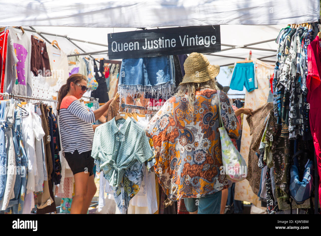 Sydney, Australia. 26 Nov, 2017. Domenica 26 novembre 2017. Newport un sobborgo di Sydney mantiene la sua annuale Giornata di mercato evento accanto alla spiaggia, con stallholders vendono artigianato,arte e abbigliamento. Sydney, Australia. Nella foto è regina Justine stallo Vintage che vende tradizionali abiti vintage per uomini e donne. Credito: martin berry/Alamy Live News Foto Stock