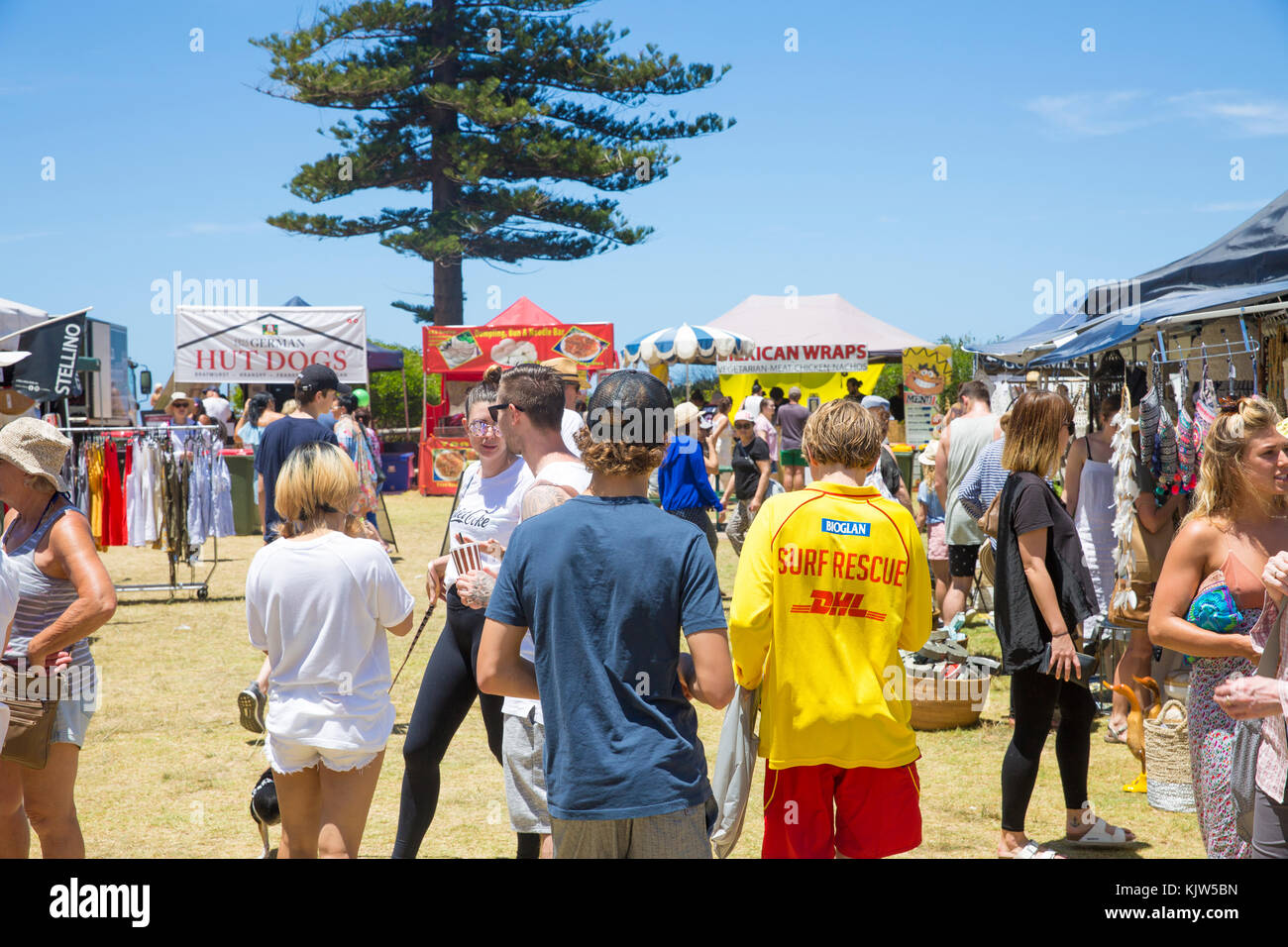 Sydney, Australia. 26 Nov, 2017. Domenica 26 novembre 2017. Newport un sobborgo di Sydney mantiene la sua annuale Giornata di mercato evento accanto alla spiaggia, con stallholders vendono artigianato,arte e abbigliamento. Sydney, Australia. Credito: martin berry/Alamy Live News Foto Stock