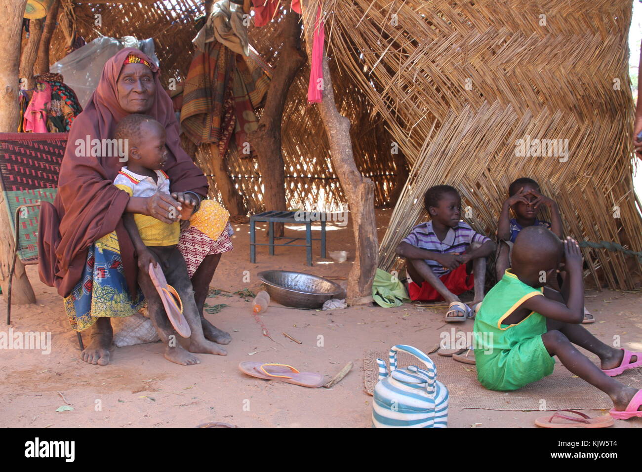 La moglie del contadino Hadjo Haruna, che ha 13 figli e più di 100 nipoti, siede di fronte alla sua capanna nel villaggio di Koygorou, a circa 130 chilometri a nord della capitale Niamey, Niger, il 24 ottobre 2017. Le donne del Niger, paese dell'Africa occidentale, hanno una media di 7, 5 figli. Ma anche in altri paesi in Africa, la rapida crescita della popolazione è una sfida. Foto: Kristin Palitza/dpa Foto Stock