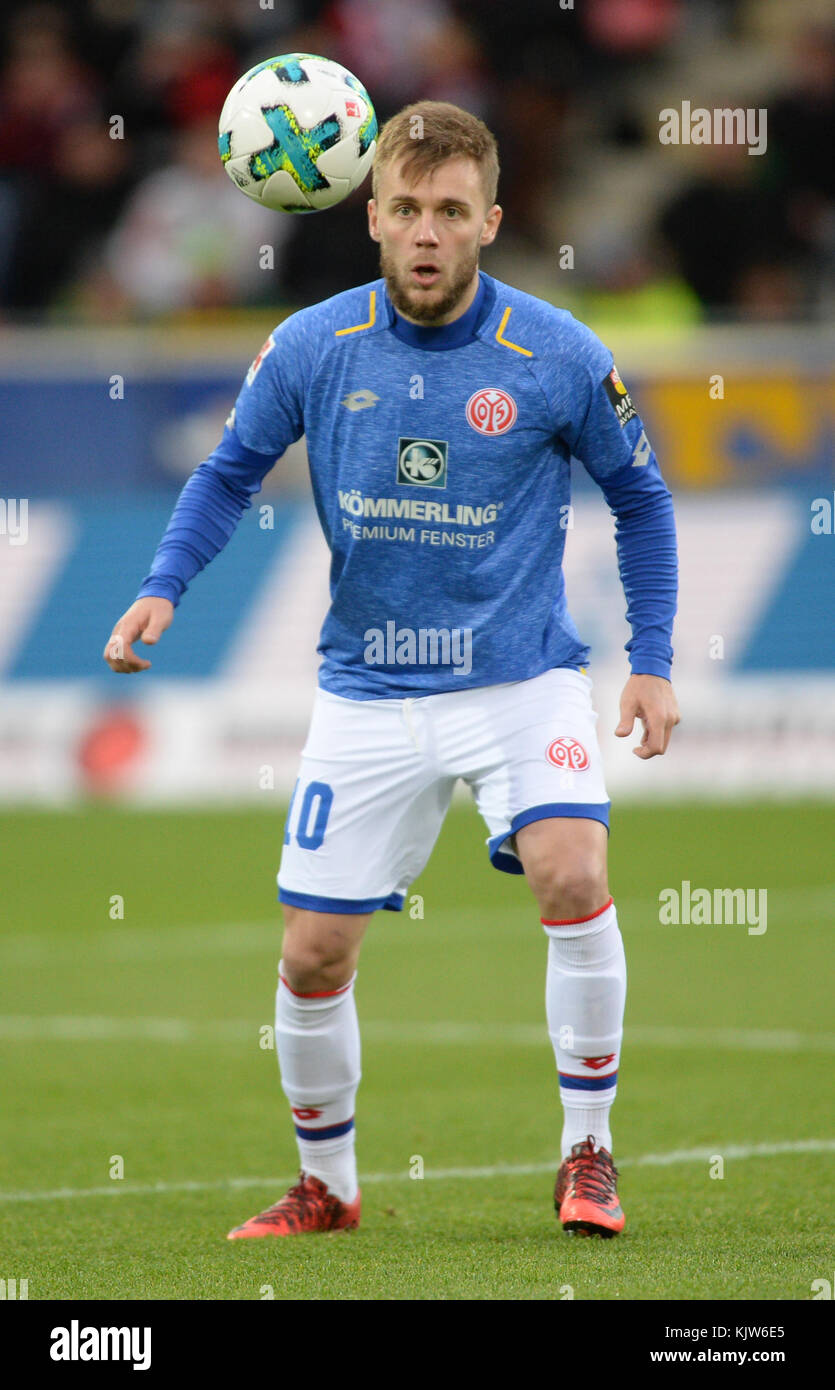 Mainz' Alexandru Maxim in azione durante la partita di calcio della Bundesliga tedesca tra SC Friburgo e FSV Mainz a Friburgo in Brisgovia, Germania, 25 novembre 2017. Foto: Patrick seeger/dpa Foto Stock