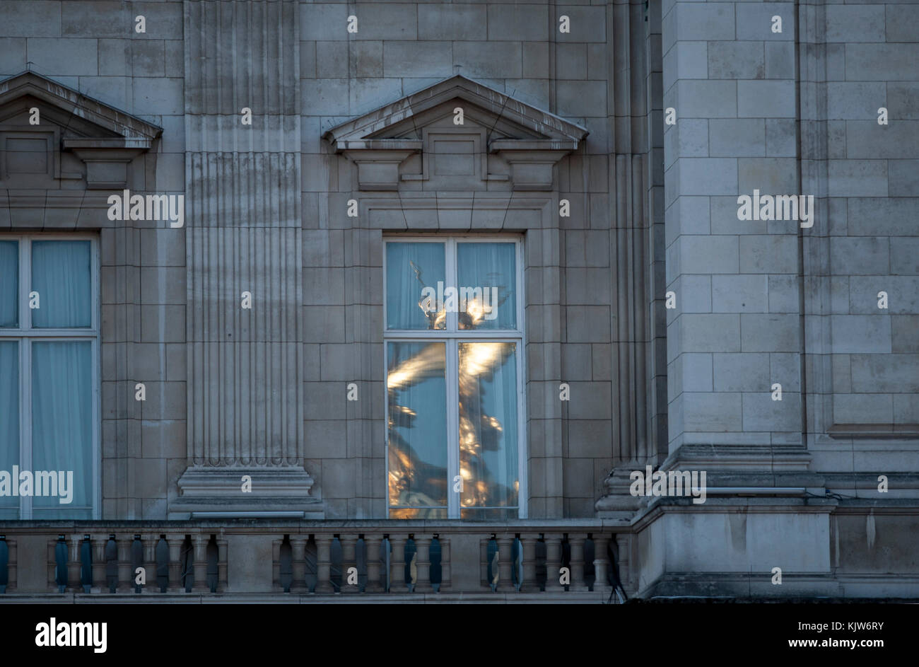 Buckingham Palace, Londra, Regno Unito. 26 novembre 2017. In un primo storico, la Royal Navy forma la Guardia della Regina a Buckingham Palace con il supporto musicale della Band of HM Royal Marines Scotland e della Band of the Irish Guards, La prima volta in 357 anni la cerimonia non è stata effettuata dai regiments della Guardia a piedi della Divisione della Casa‘s dell'Esercito. Foto: La statua d'oro sul Victoria Memorial si riflette su una finestra di Buckingham Palace. Credit: Malcolm Park/Alamy Live News. Foto Stock