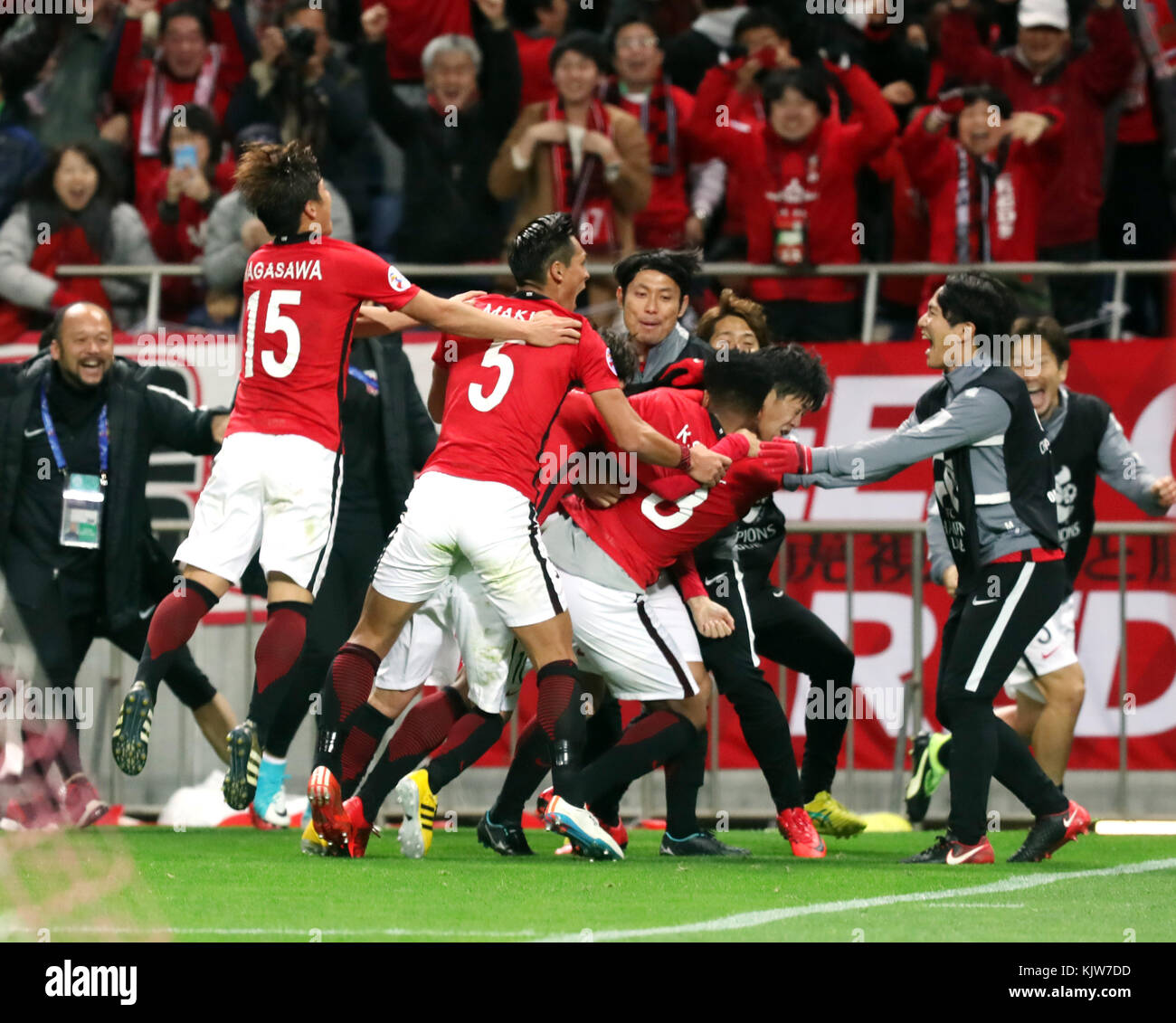 Saitama, Giappone. 25 novembre 2017. Rafael da Silva (#8) degli Urawa Reds giapponesi festeggia con i suoi compagni di squadra dopo aver segnato un gol contro l'Arabia Saudita al Hilal durante la seconda partita della finale della AFC Champions League allo stadio Saitama, nella periferia di Tokyo, sabato 25 novembre 2017. Gli Urawa Reds sconfissero l'al Hilal 1-0 (2-1) e divennero campioni asiatici. Crediti: Yoshio Tsunoda/AFLO/Alamy Live News Foto Stock