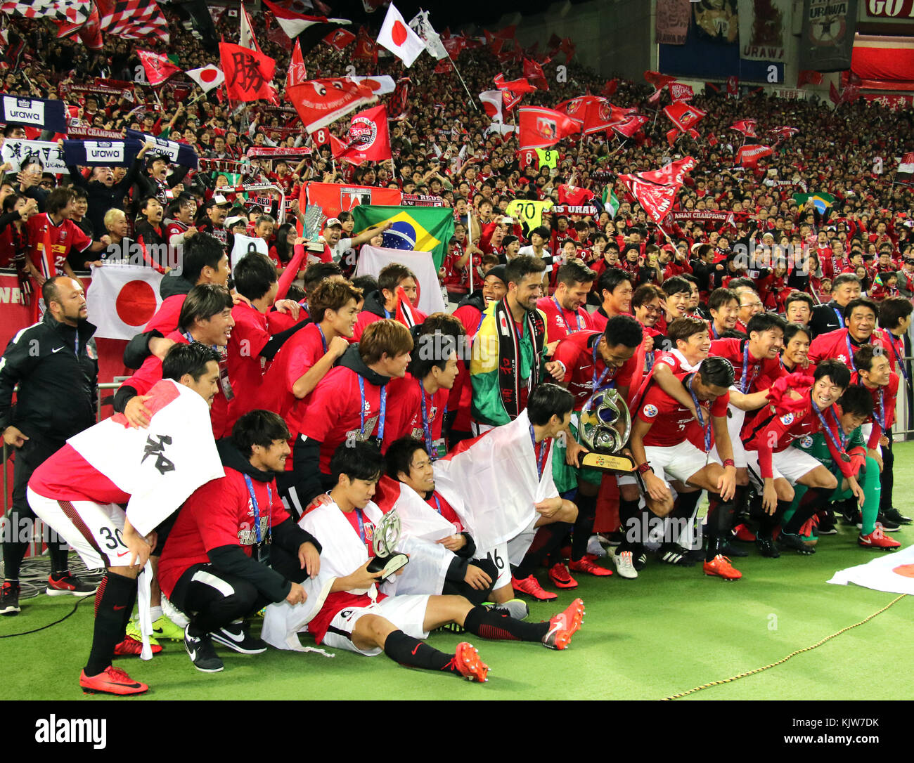 Saitama, Giappone. 25 nov, 2017. Giappone urawa reds ai membri del team di celebrare come hanno vinto la afc champions league a Saitama stadium, suburbana tokyo il sabato, 25 novembre 2017. urawa reds sconfitto arabia saudita al hilal 1-0 (2-1) in finale e divenne campione asiatico. Credito: yoshio tsunoda/aflo/alamy live news Foto Stock