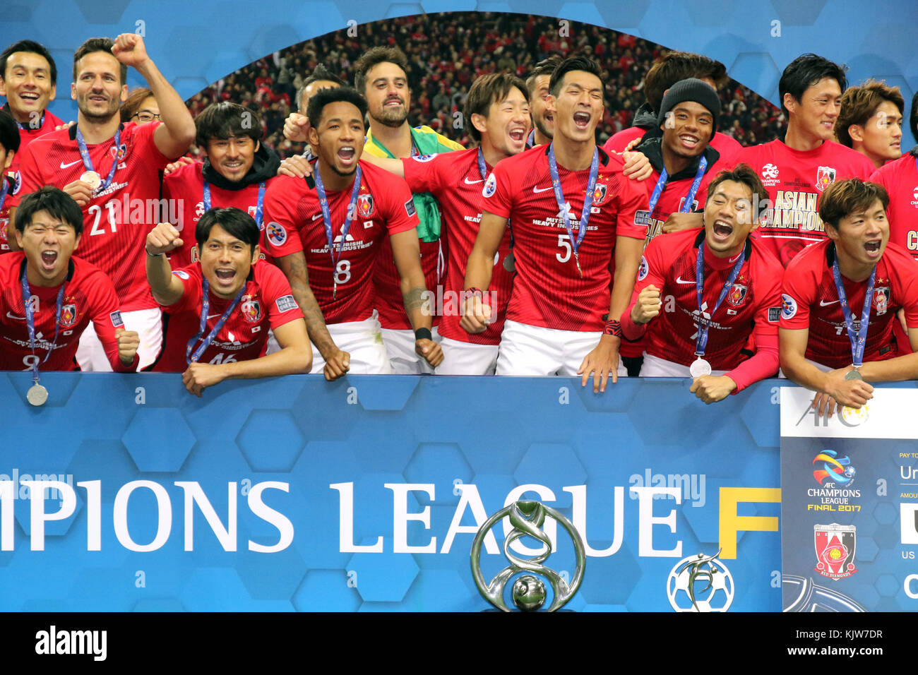 Saitama, Giappone. 25 novembre 2017. I membri della squadra giapponese degli Urawa Reds festeggiano per aver vinto la AFC Champions League allo stadio Saitama, nella periferia di Tokyo, sabato 25 novembre 2017. Urawa Reds ha battuto in finale al Hilal 1-0 (2-1) dell'Arabia saudita, diventando campione asiatico. Crediti: Yoshio Tsunoda/AFLO/Alamy Live News Foto Stock