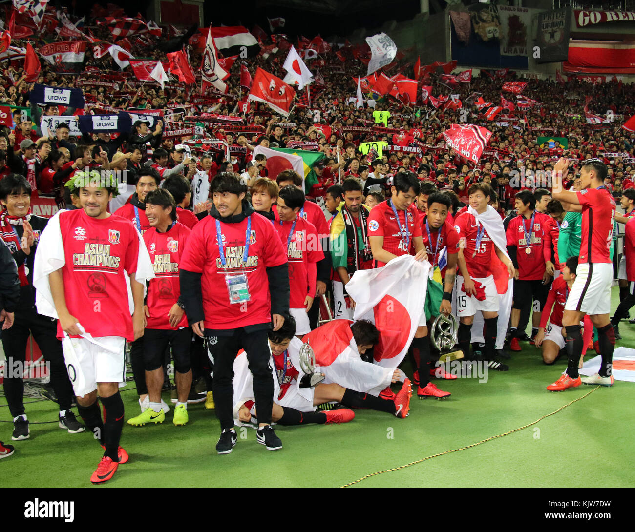 Saitama, Giappone. 25 nov, 2017. Giappone urawa reds ai membri del team di celebrare come hanno vinto la afc champions league a Saitama stadium, suburbana tokyo il sabato, 25 novembre 2017. urawa reds sconfitto arabia saudita al hilal 1-0 (2-1) in finale e divenne campione asiatico. Credito: yoshio tsunoda/aflo/alamy live news Foto Stock