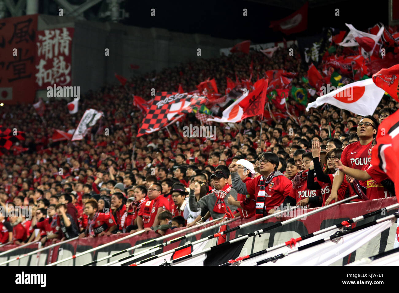 Saitama, Giappone. 25 novembre 2017. I tifosi degli Urawa Reds del Giappone tifanno la loro squadra durante la seconda partita della finale della AFC Champions League contro l'Arabia Saudita al Hilal allo stadio Saitama, nella periferia di Tokyo, sabato 25 novembre 2017. Gli Urawa Reds sconfissero l'al Hilal 1-0 (2-1) e divennero campioni asiatici. Crediti: Yoshio Tsunoda/AFLO/Alamy Live News Foto Stock