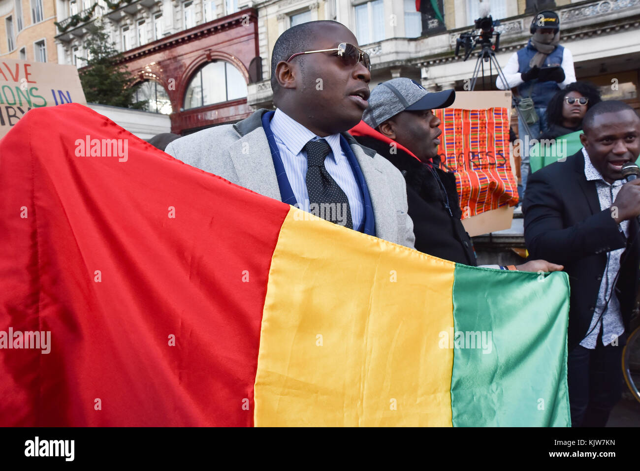 Hyde Park Corner, Londra, Regno Unito. 26 novembre 2017. Manifestanti fuori dall'ambasciata libica a Londra, che protestano contro le aste di schiavi dei migranti africani neri. Foto Stock