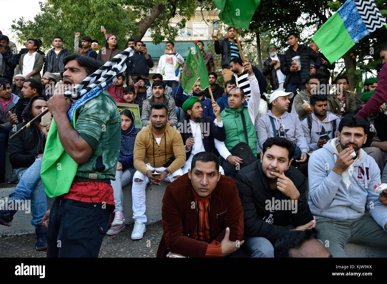 Atene, Grecia, 26 novembre 2017. I pakistani che vivono in Grecia celebrano la nascita del profeta Maometto ad Atene, in Grecia. Crediti: Nicolas Koutsokostas/Alamy Live News. Foto Stock